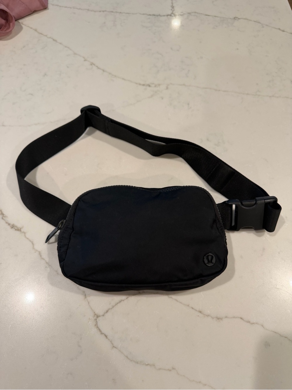 Lululemon Everywhere Belt Bag - Black
